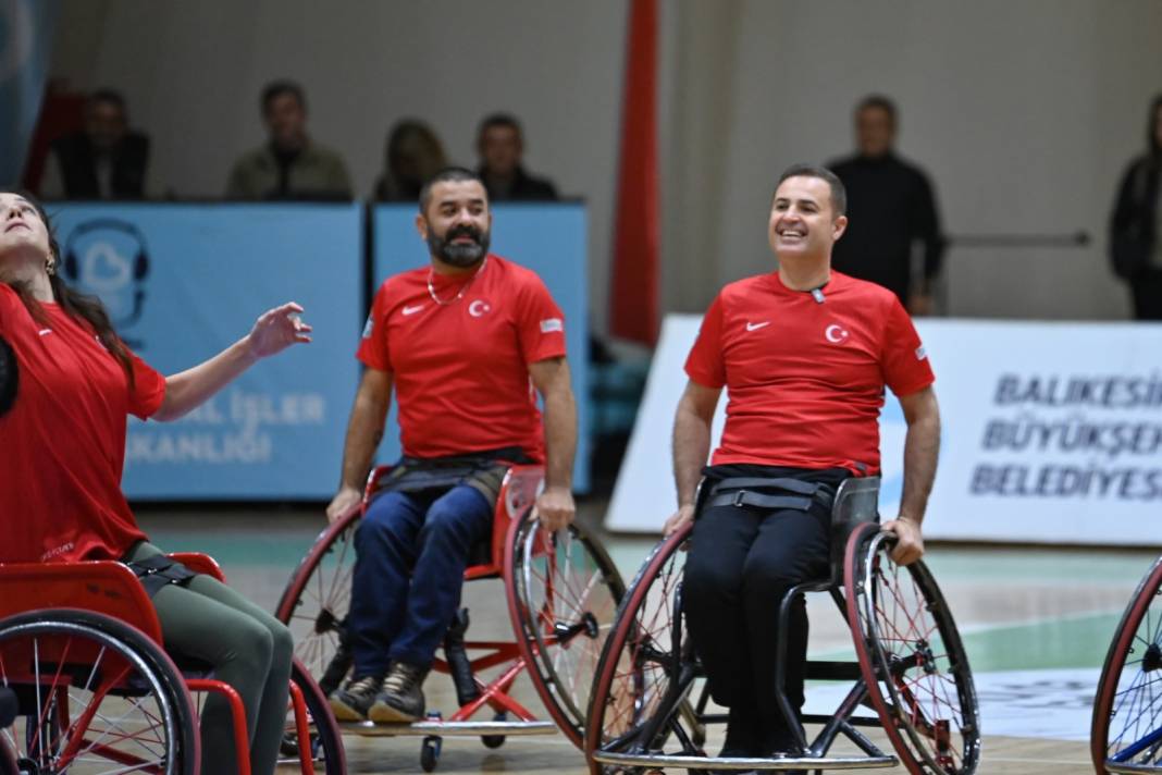 Ünlüler ve tekerlekli sandalye basketbolcuları, Dünya Engelliler Günü’nde dostluk maçında buluştu 4